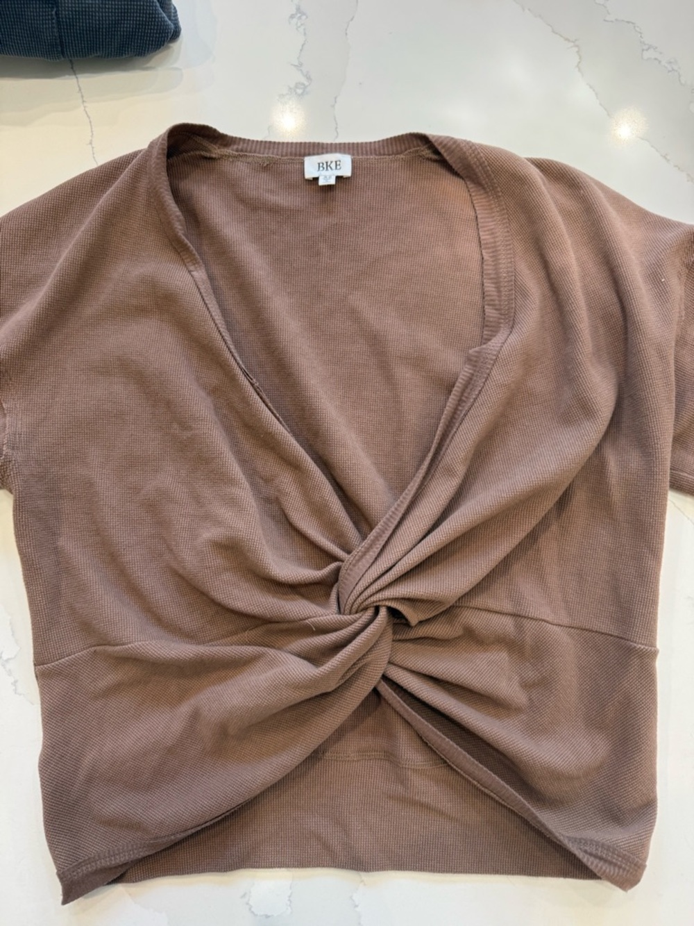BKE Twisted Front Short Sleeve Crop Top - Mauve Brown